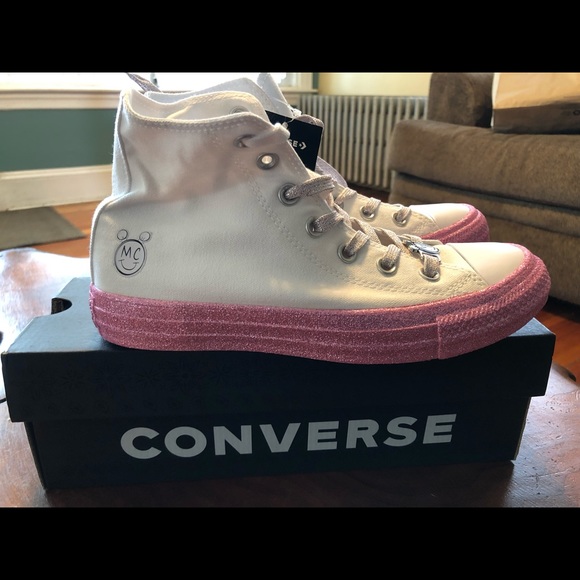 Converse X Miley Cyrus Chuck Taylor All Star 😳 - Picture 4 of 8